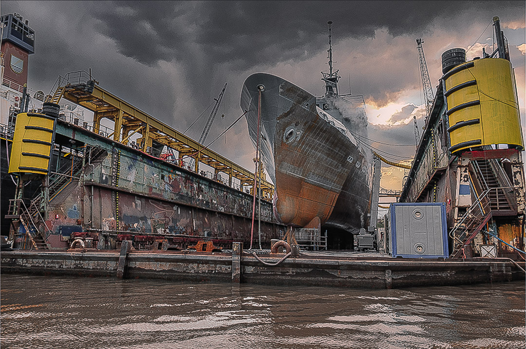 Ein Schiff der Bundesmarine im Dock im Hamburger Hafen