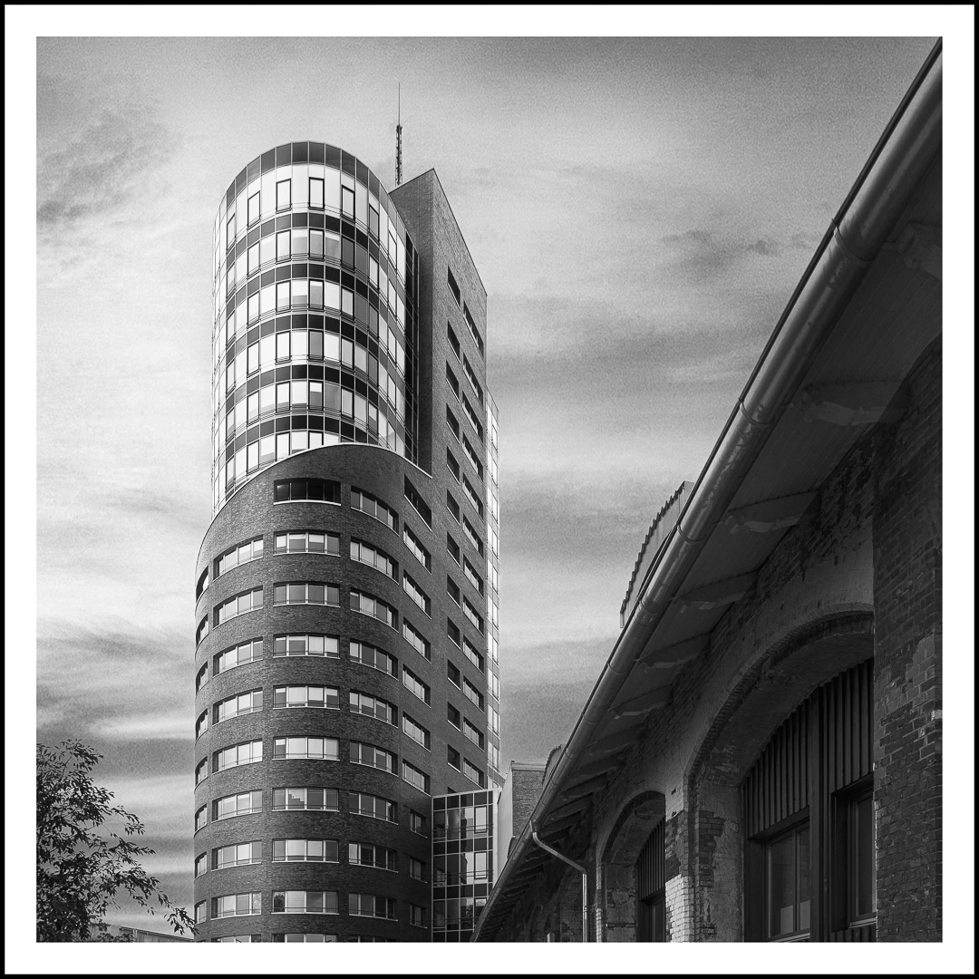 Der etwas futuristische Büroturm in Hamburg-Harburg im Sonnenuntergang.