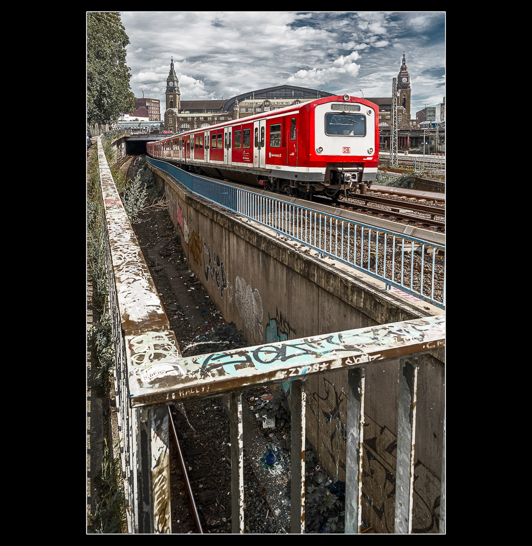 Hamburger S-Bahn auf der Fahrt vom Hauptbahnhof zum Dammtor
