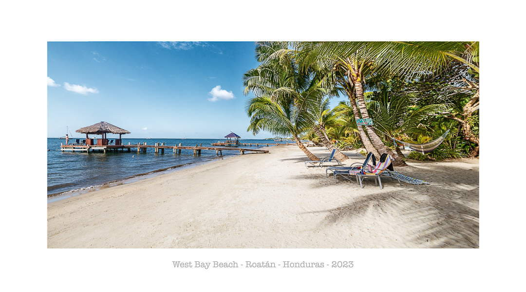 Aussicht auf den Karibikstrand der Insel Roatán, Honduras, im Bereich West-Bay-Beach.