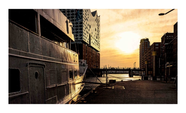 Sonnenuntergang am Hafenbecken mit Blick auf die Elbphilharmonie.