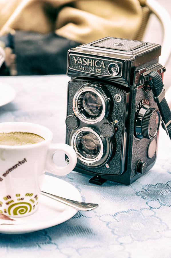 Die analoge Mittelformatkamera Yashica Mat 124G bei einer Kaffepause in Segovia, Spanien.