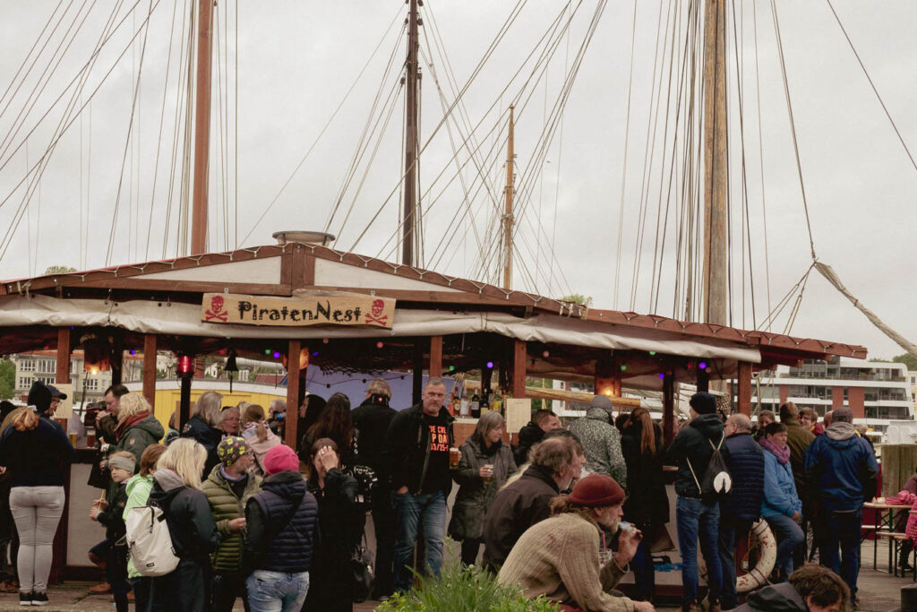 Ein Getränkestand auf em Gaffelmarkt Flensburg während der Rum-Regatta.