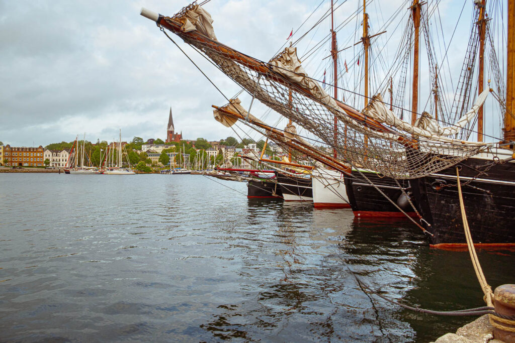 Traditionsschiffe im Flensburger Hafen nach der Rum-Regatta.