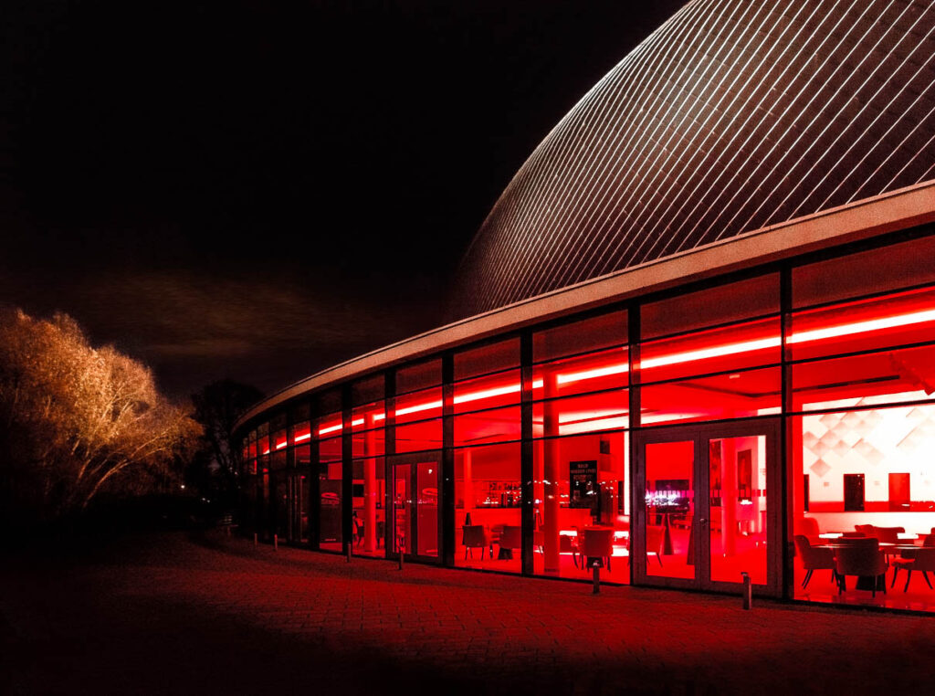 Bar im Seitenflügel des Stage-Theater an er Elbe bei Nacht,