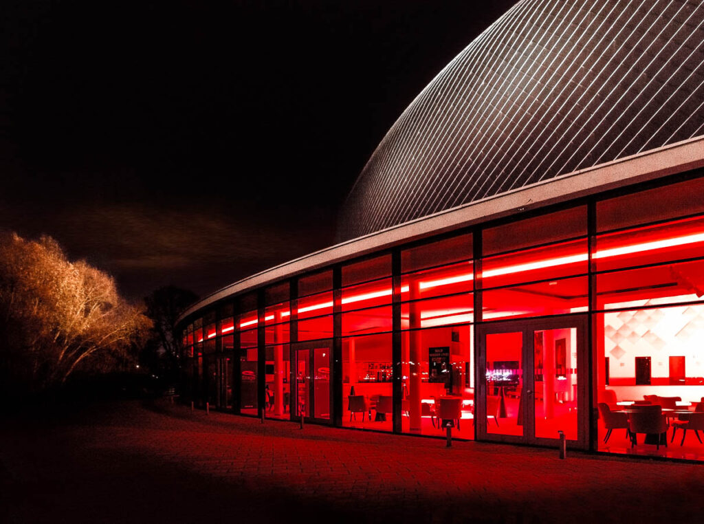 Bar im Seitenflügel des Stage-Theater an er Elbe bei Nacht,