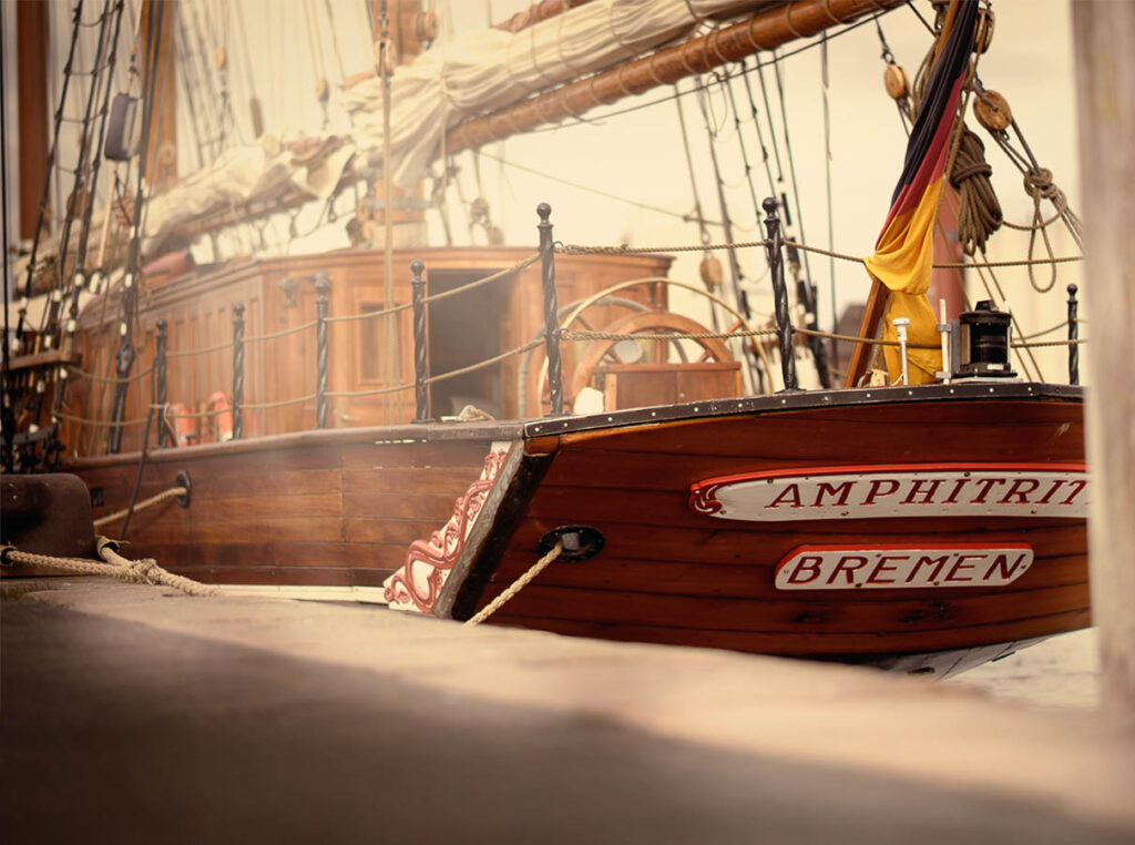 Der Gaffelschoner Amphitrite im Hafen.