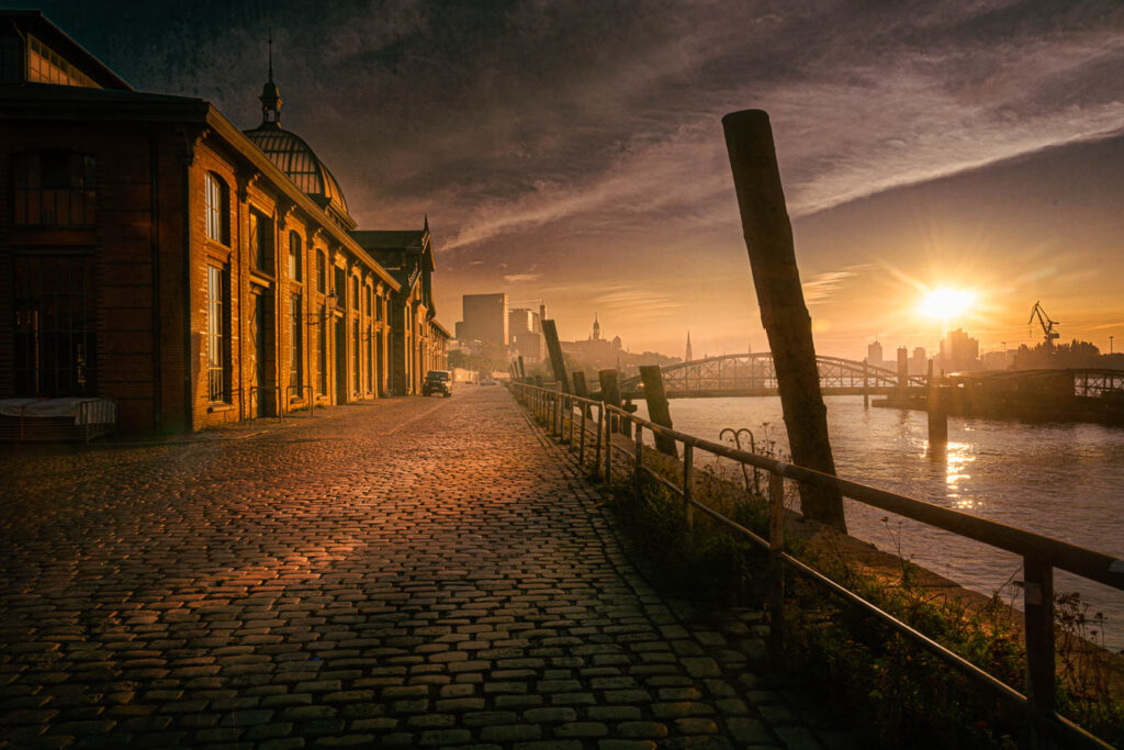 Sonnenaufgang an der Fischauktionshalle auf dem Hamburger Fischmarkt