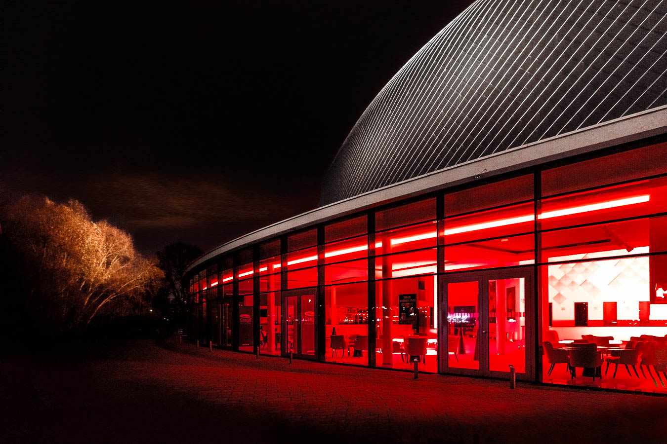Bar im Seitenflügel des Stage-Theater an er Elbe bei Nacht,
