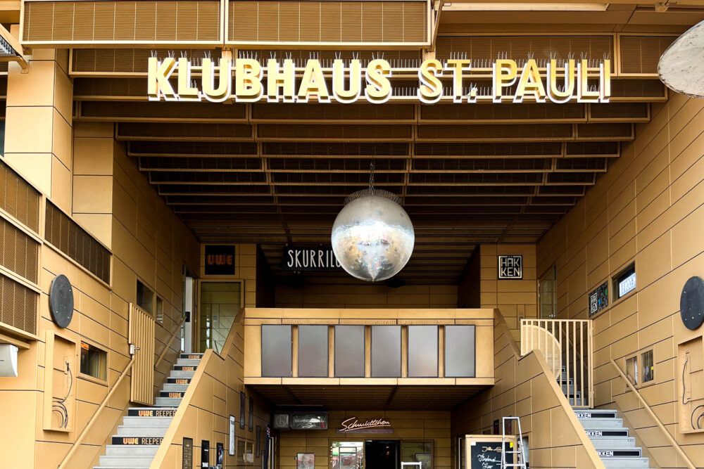 Der Eingang zum Klubhaus St. Pauli am Spielbudenplatz.