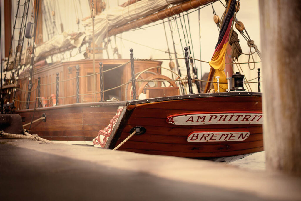 Der Gaffelschoner Amphitrite im Hafen.