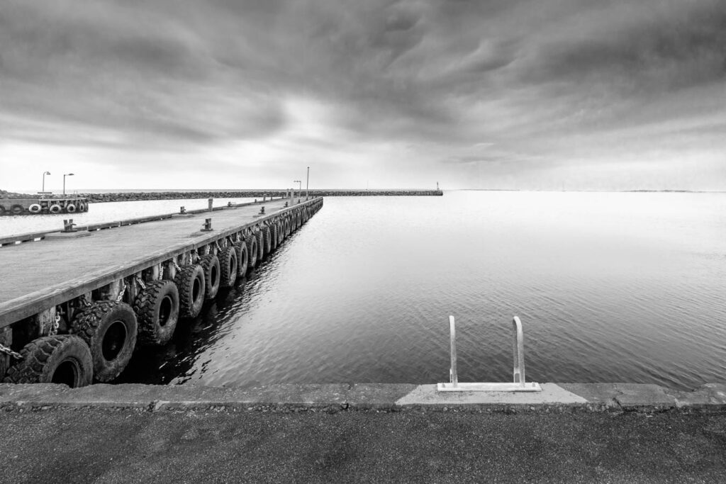 Impresión artística en blanco y negro de la entrada del puerto de Bagenkop, Dinamarca.