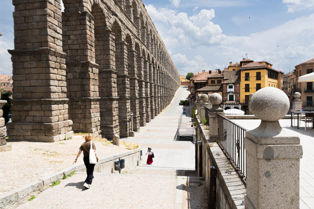 Das Aquädukt von Segovia in der Nachmittagssonne-