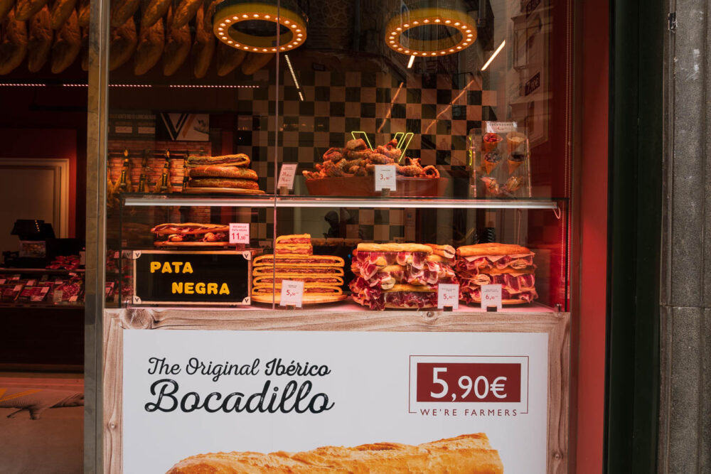In den Fußgängerzonen von Segovia werden diverse Köstlichkeiten von Schlachtern angeboten.