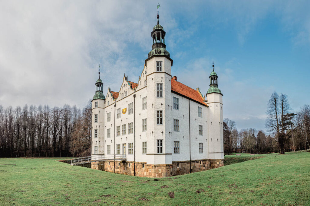 Das Ahrensburger Schloss in der Nachmittagssonne.