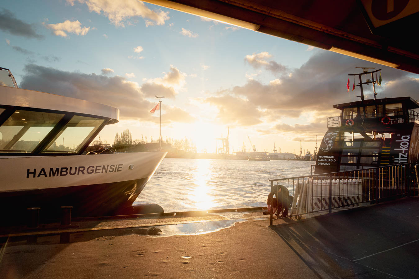 Fotografie eines Sonnenunterganges im Hamburger Hafen an den Landungsbrücken