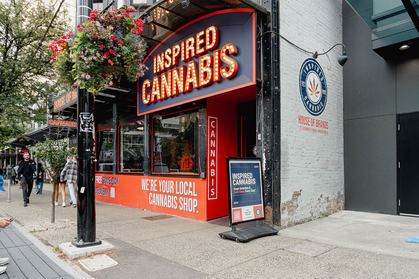 Ladenfront eines Cannabis-Shop in der Robson-Street in Vancouver, B.C.