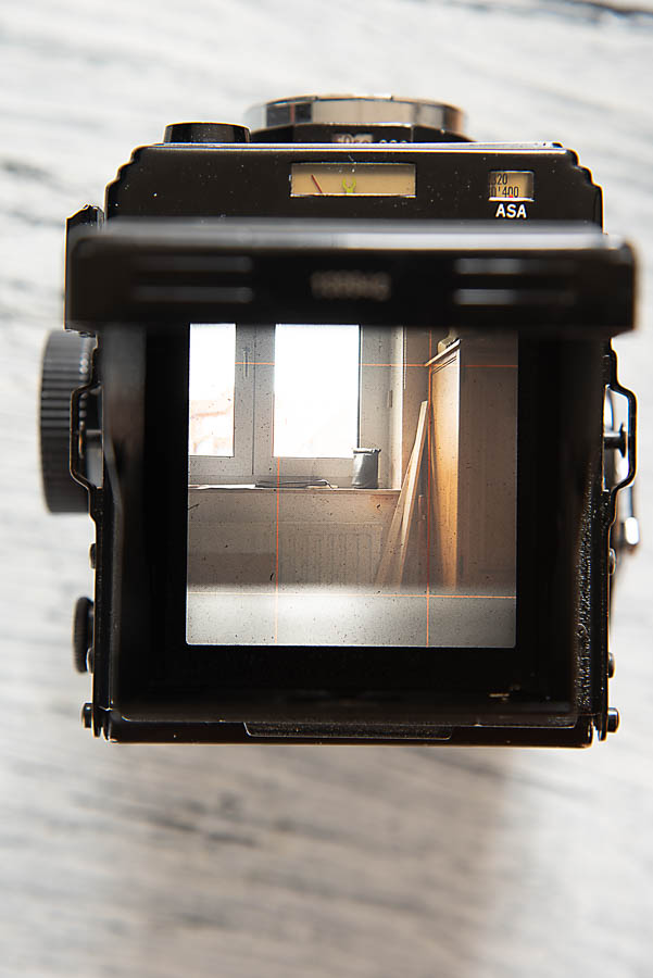 Blick in den Lichtschachtsucher der analogen Mittelformatkamera Yashica Mat 124G