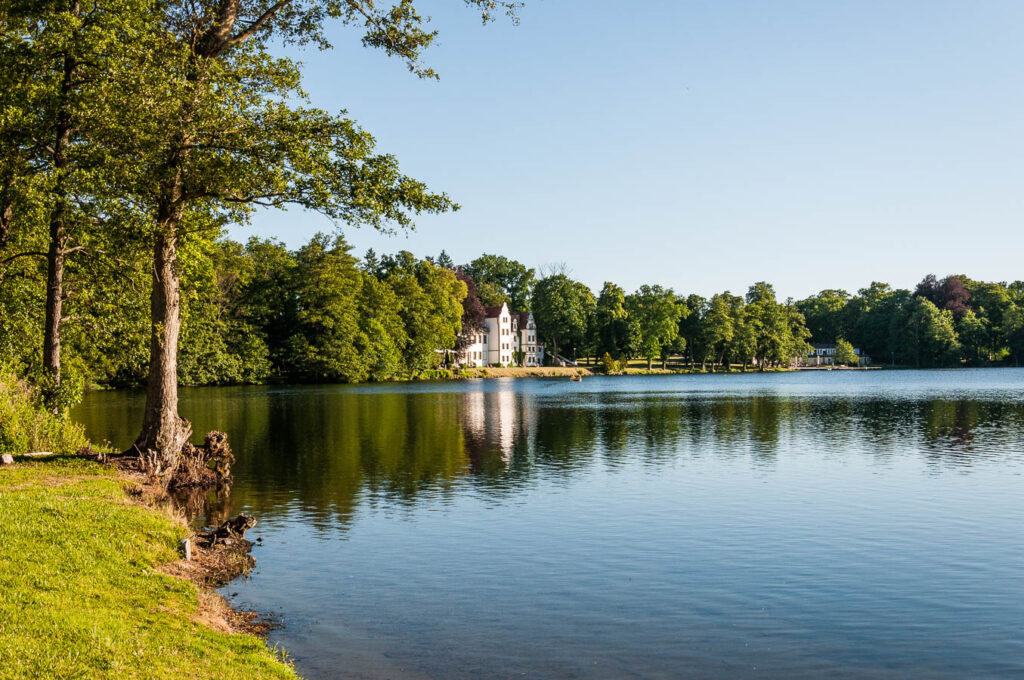 Das Schlosshotel Podewils in Krangen (Krag) in Pommern in traumhafter Lage am See.