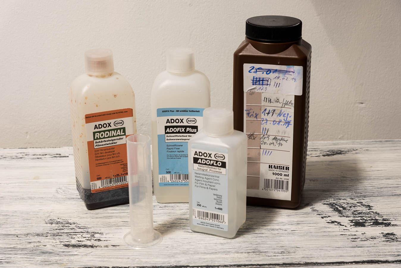 Verschiedene Fotochemikalien für die Entwicklung von Schwaerzweißnegtivfilmen.