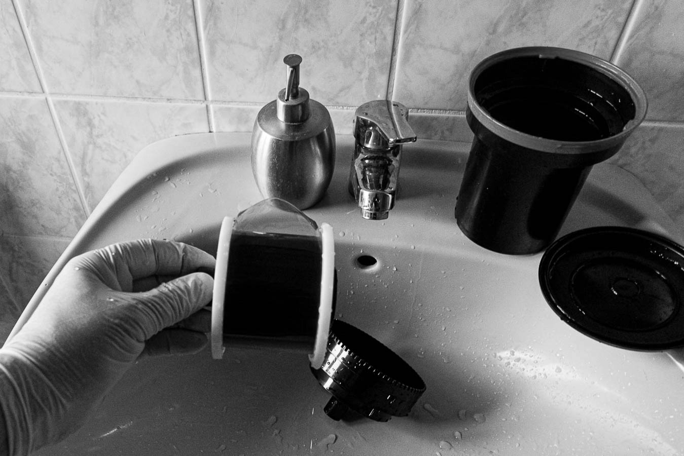 Ein entwickelter Rollfilm (Mittelformat) nach dem wässern.