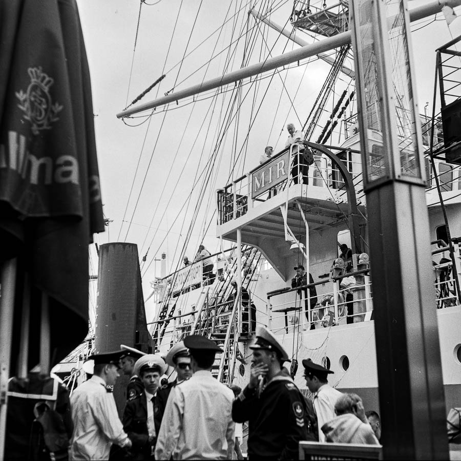 Das Segelschiff MIR während des Hafengeburtstages 2018 an den Hamburger Landungsbrücken.
