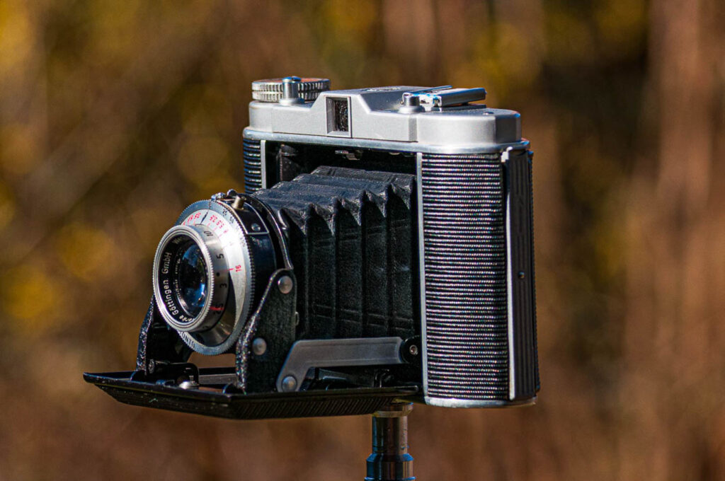 Analoge Kamera Franka Solida auf einem Stativ
