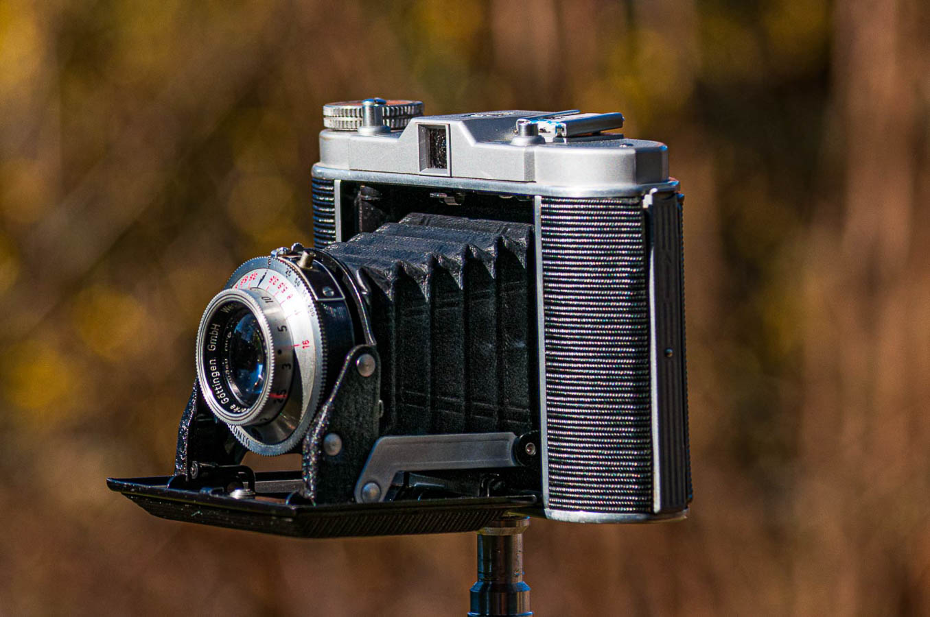 Analoge Kamera Franka Solida auf einem Stativ