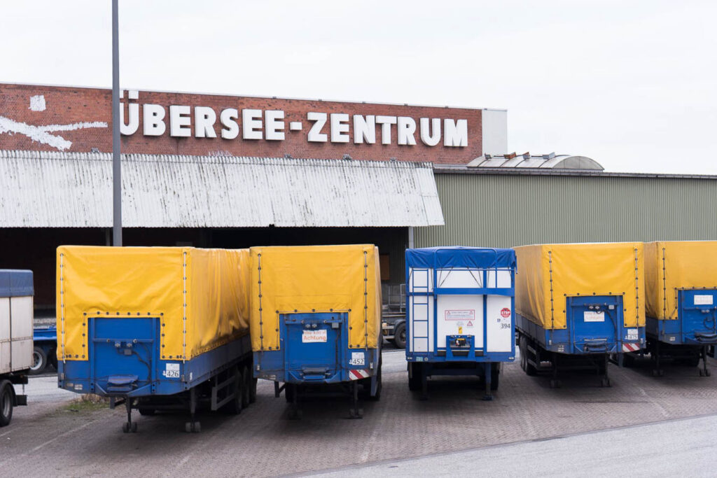 Anhänger von Lastwagen stehen vor dem Übersee-Zentrum im Stadtteil Kleiner Grasbrook