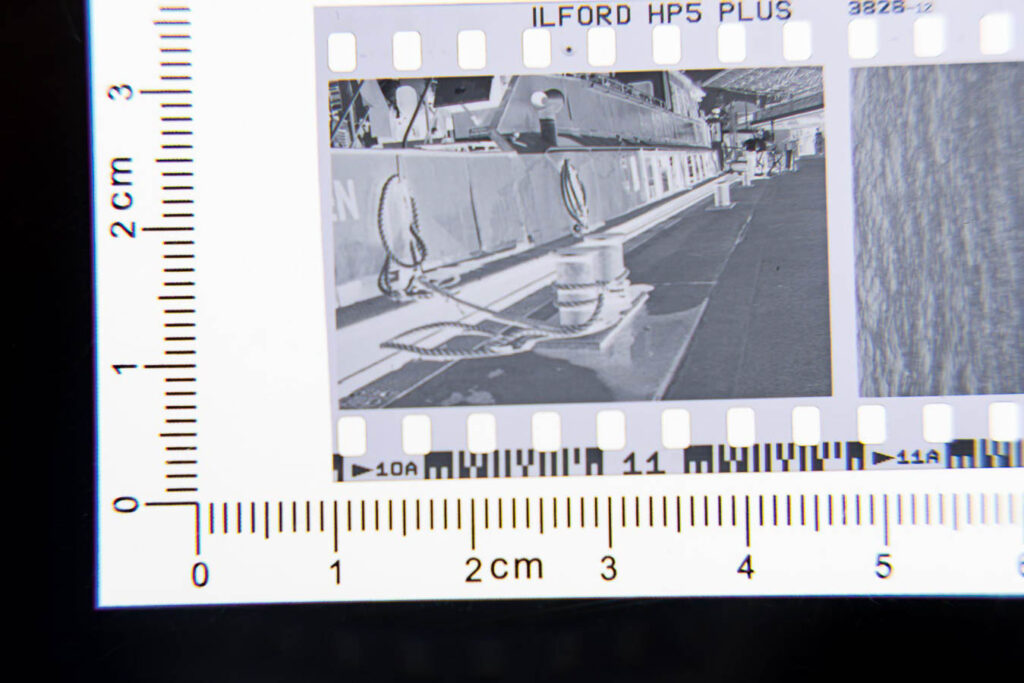 In einem analogen Negativfilm sind die Stellen, welche viel Licht erhielten, nach dem Entwickeln dunkel. Je mehr Licht sie erhielten, je dunkler werden sie.