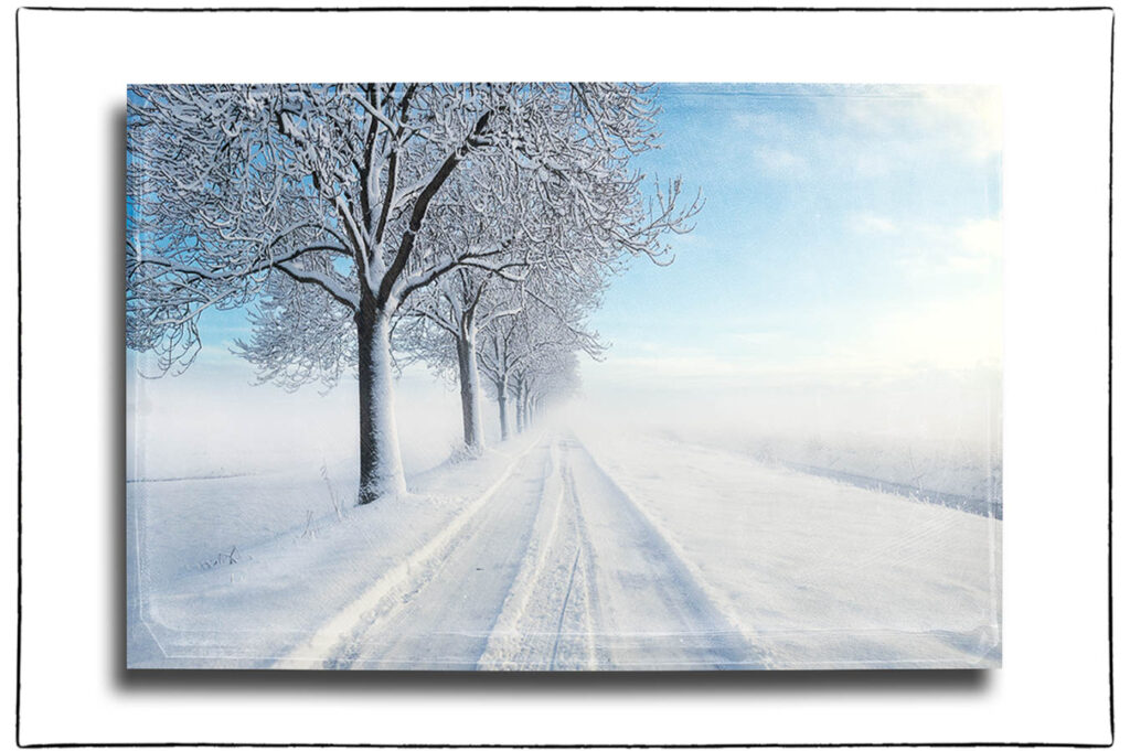 Die Straße Feldstegel im Stadtteil Neuengamme nach einem starken Schneeefall am 03. Januar 2026