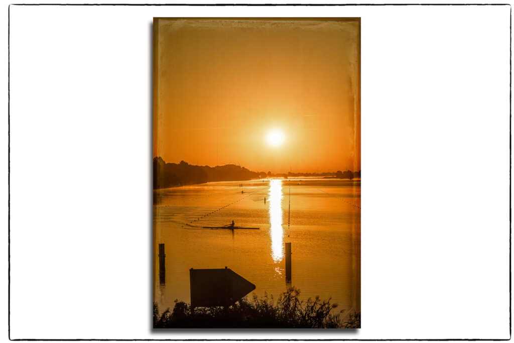 Farbbild eines Sonnenaufganges über der Regattastrecke Tatenberger Bucht.