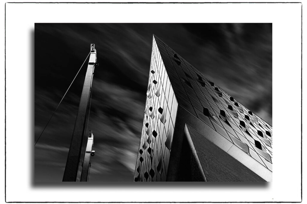 Eine Hafenfähre legt an den Lndungsbrücken i Hamburger Hafen an.