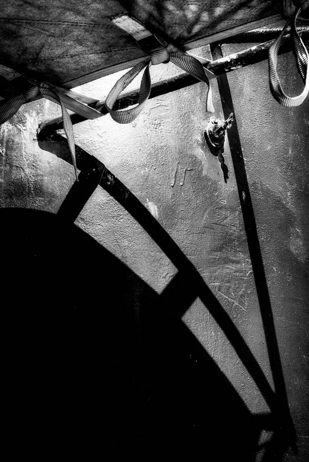 Abstrakte Schwarzweißaufnahme vom Schornstein des Feuerschiffes Elbe 3.