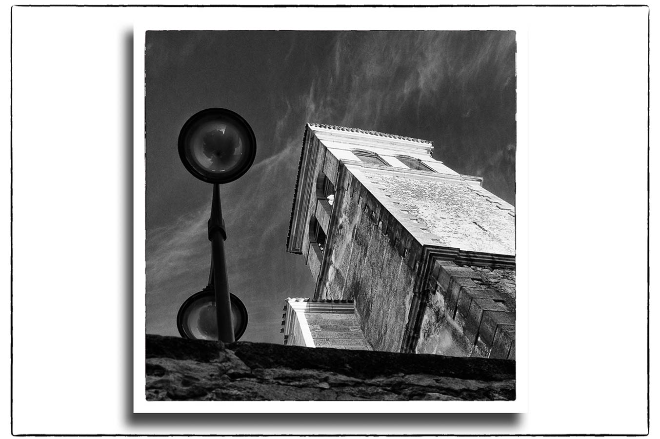 Schwarzweißaunahme vom Kirchturm von Cantalejo in Spanien