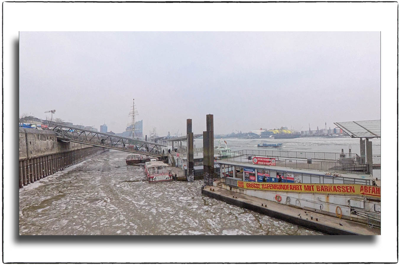 Blick auf die Elbe von den Landungsbrücken in Hamburg. Auf der Elbe treibt Eis.