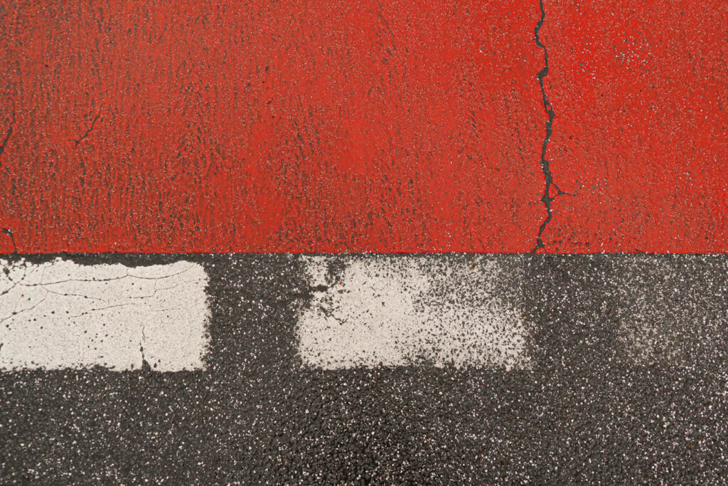 Abstrakte Aufnahme einer Fahrbahnmarkierung