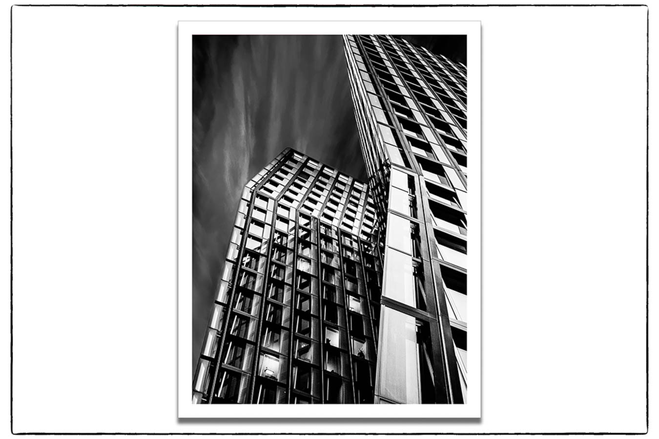 Fineart-Print in Schwarzweiß von den Tanzenden Türmen an der Reeperbahn in Hamburg