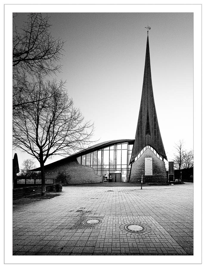 Fineart-Print in schwarzweiß von der Kirche in Neuallermöhe, Hamburg.
