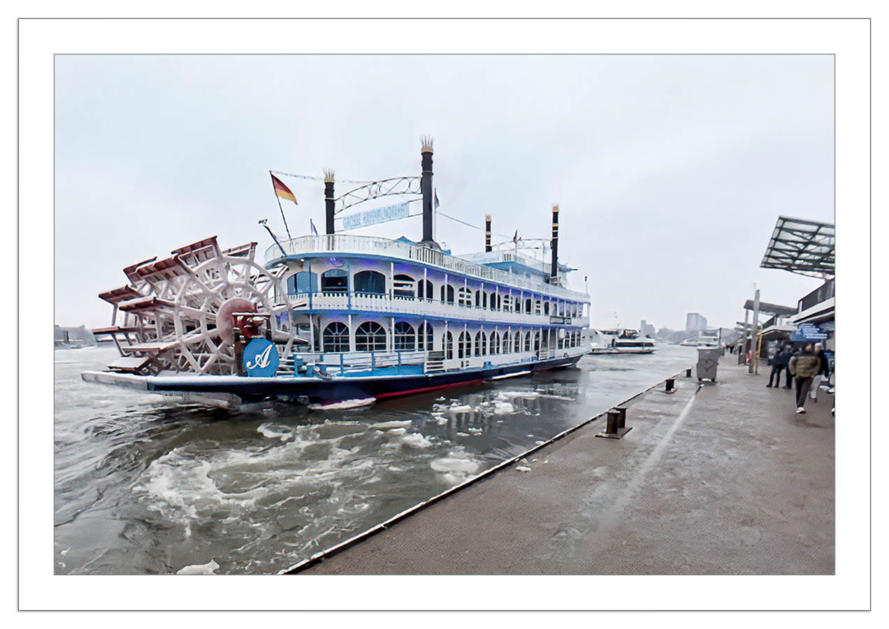 Ablegemanöver des Raddampfers an den Landungsbrücken in Hamburg.