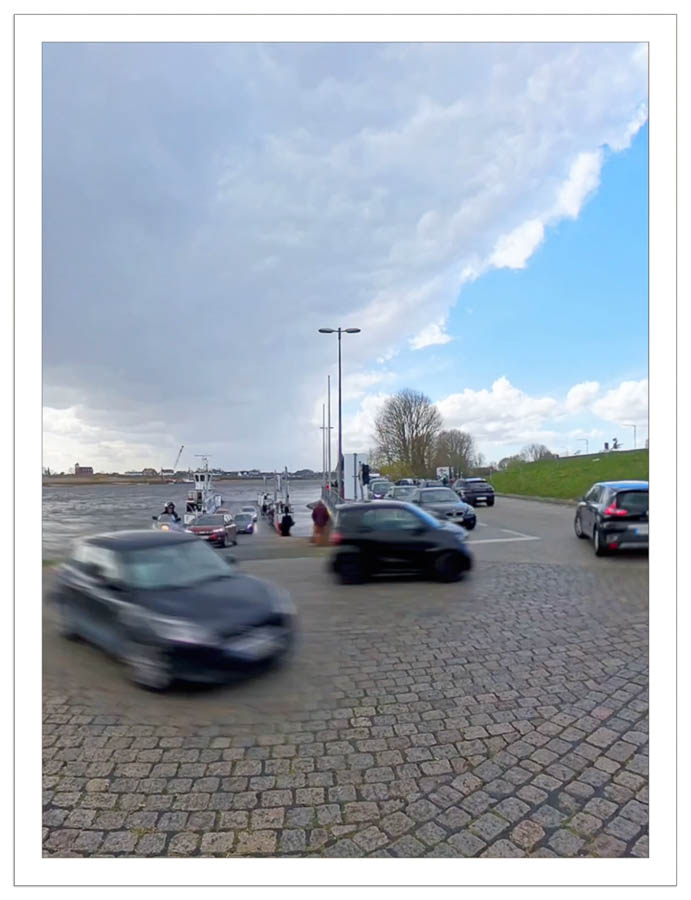 Autos verlassen die Fähre am Fähranleger Zollenspieker in Kirchwerder, Vierlanden